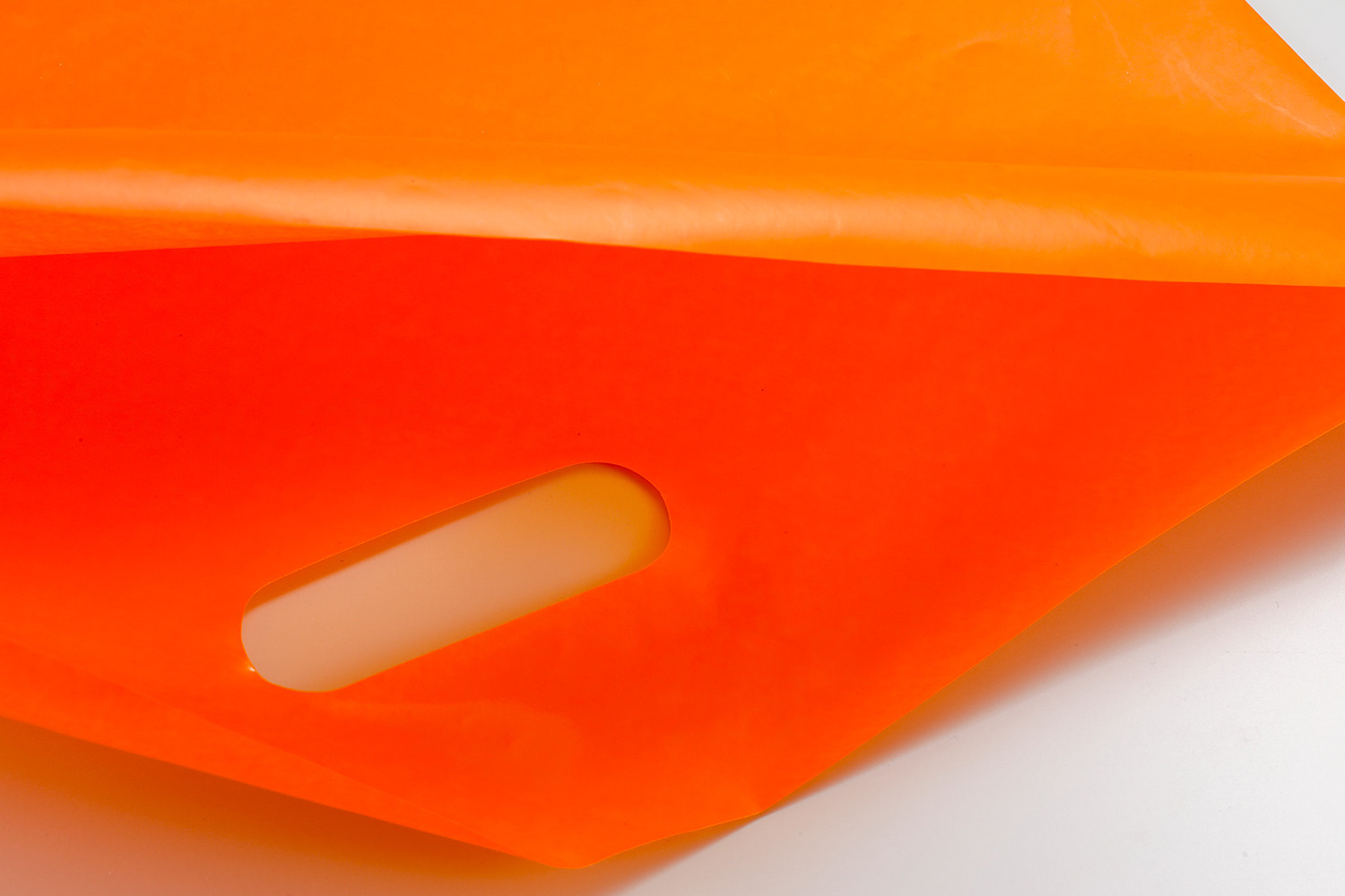 裏面は光沢仕様。中身を水から守ります。